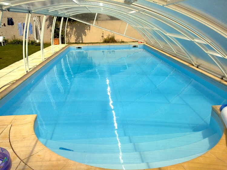 Jolie piscine couverte à Blandy