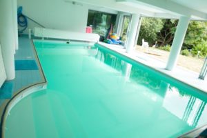 Belle piscine intérieure à Triel-sur-Seine